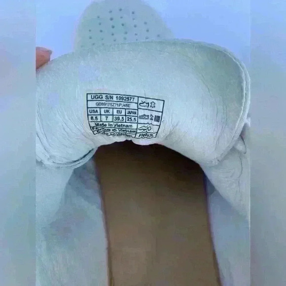 Women Uggs TYE SOFT perforated, leather, beige, and color size 8.5 - Picture 6 of 7